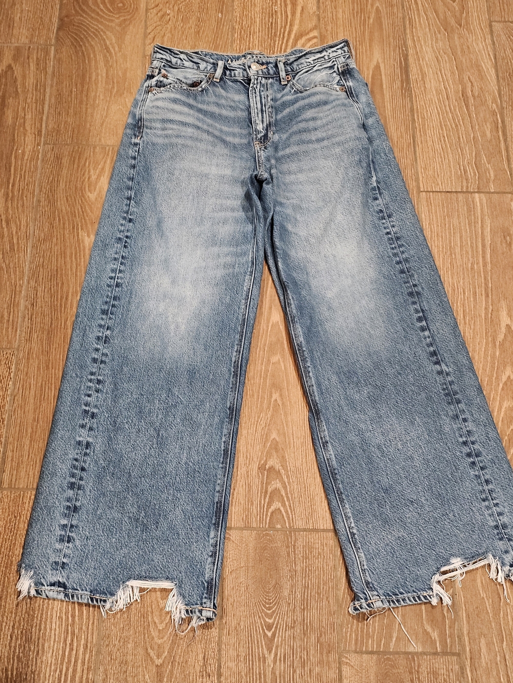 American Eagle Super High-Waisted Baggy Wide-Leg Jean - Picture 2 of 6